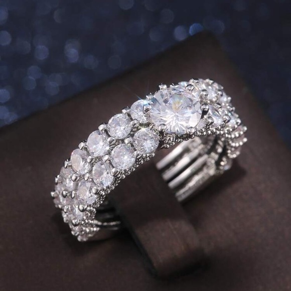 LIVE SHOW WEDDING RING - Picture 2 of 6